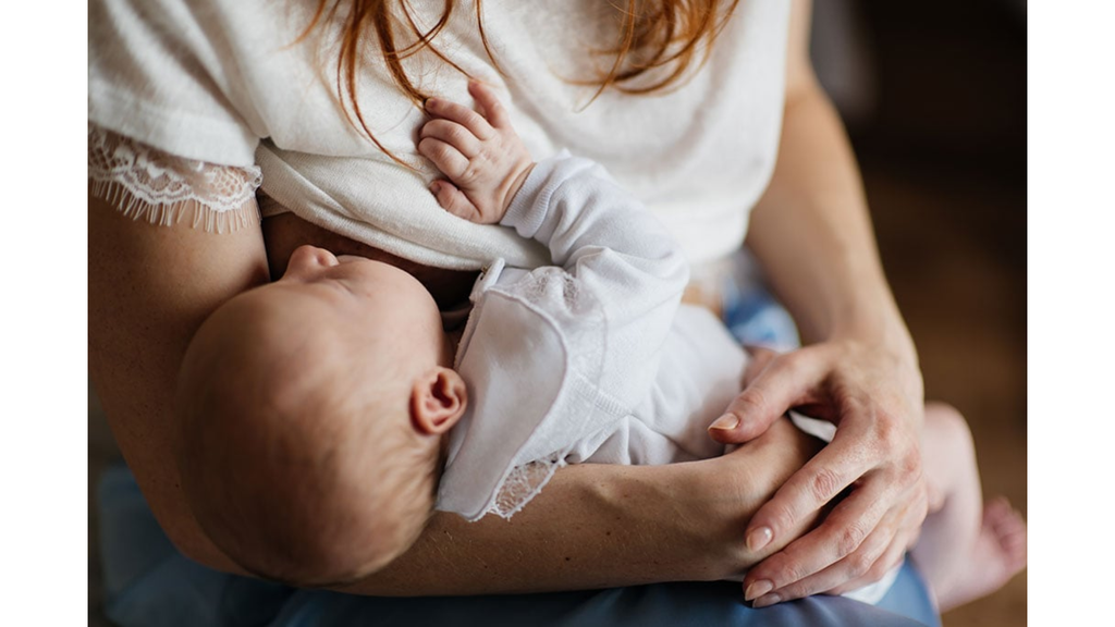 Nên cho trẻ bú sữa mẹ ngay sau khi sinh và hoàn toàn trong 6 tháng đầu để nhận được nhiều kháng thể từ mẹ