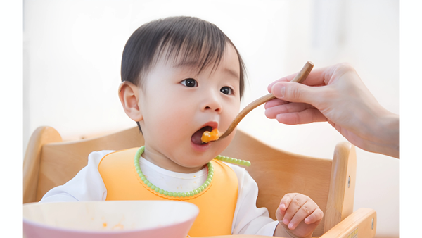 bé ăn đồ ăn dặm Nhật