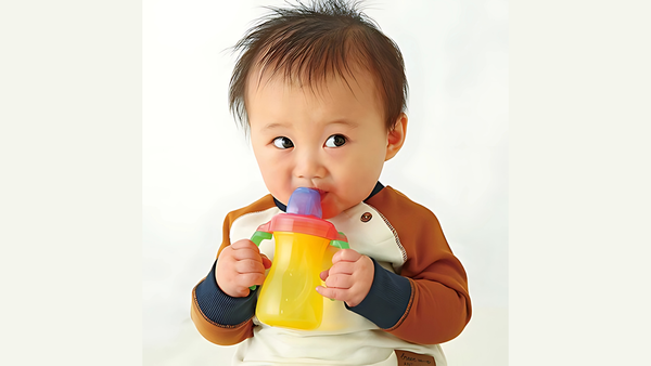 Bé học cách tự lập khi dùng bình uống nước Pigeon.