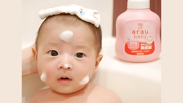 Bé tắm sữa tắm gội Arau