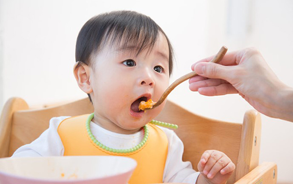 Trẻ 5 tháng tuổi nên ăn bột ăn dặm