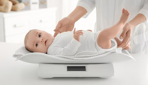 Kiểm tra cân nặng giúp xác định thời điểm thay loại bỉm