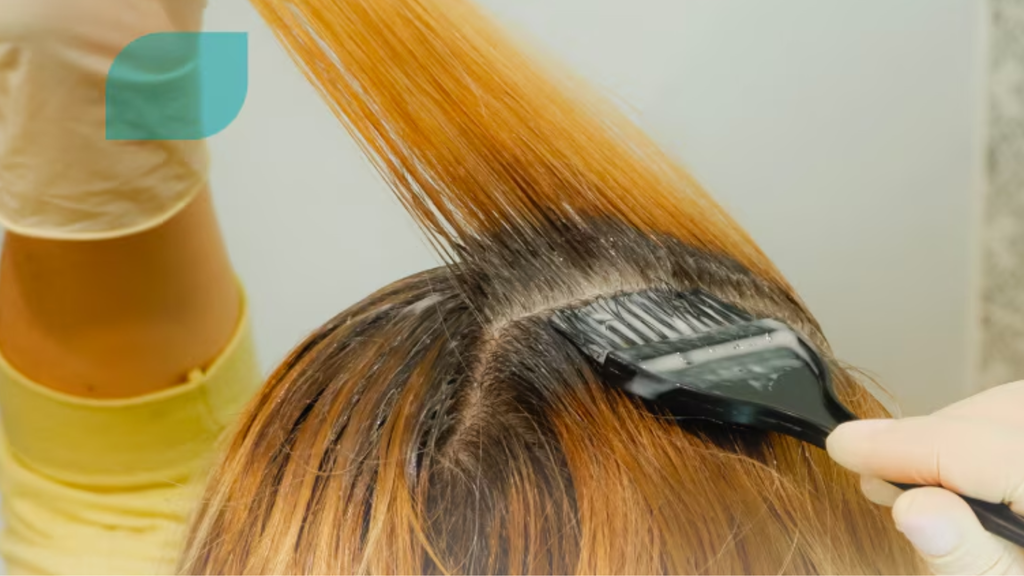 Chia tóc thành từng cọng nhỏ khi chải thuốc sẽ giúp bạn nhuộm tóc được đều hơn.