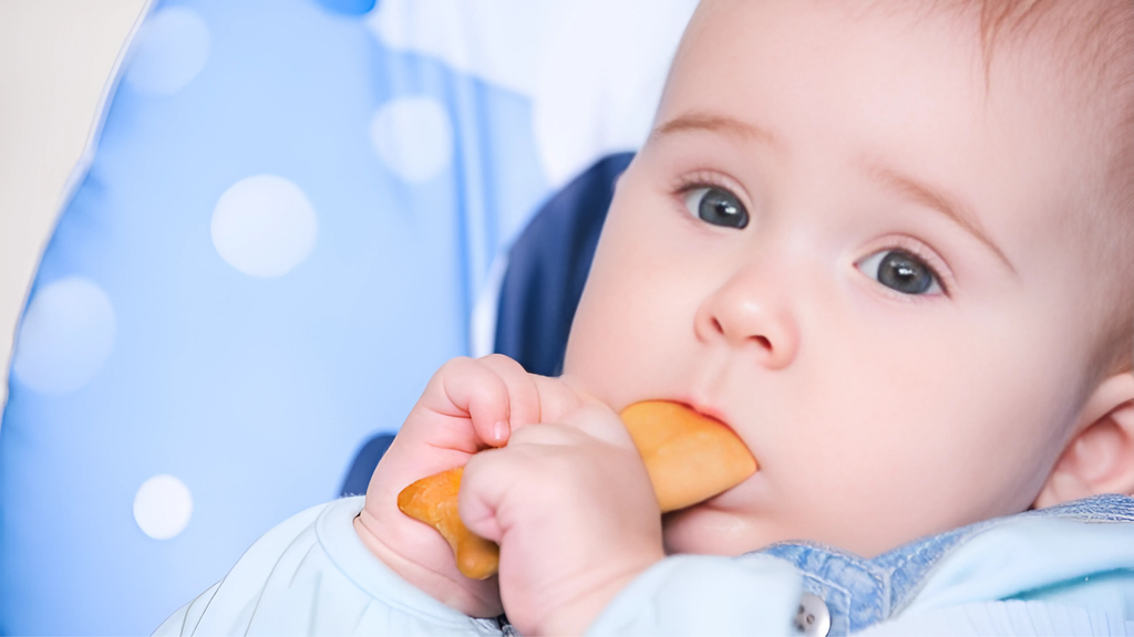 Bánh ăn dặm giúp hỗ trợ phát triển kỹ năng ăn thô cho bé.