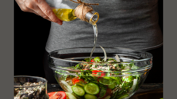 Dùng dầu ăn của Nhật trộn salad
