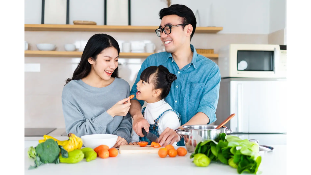 Mẹ cần đảm bảo chế độ dinh dưỡng đầy đủ, đa dạng để tăng sức đề kháng cho trẻ