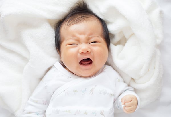 Bé sơ sinh quấy khóc khi mặc bỉm cả ngày
