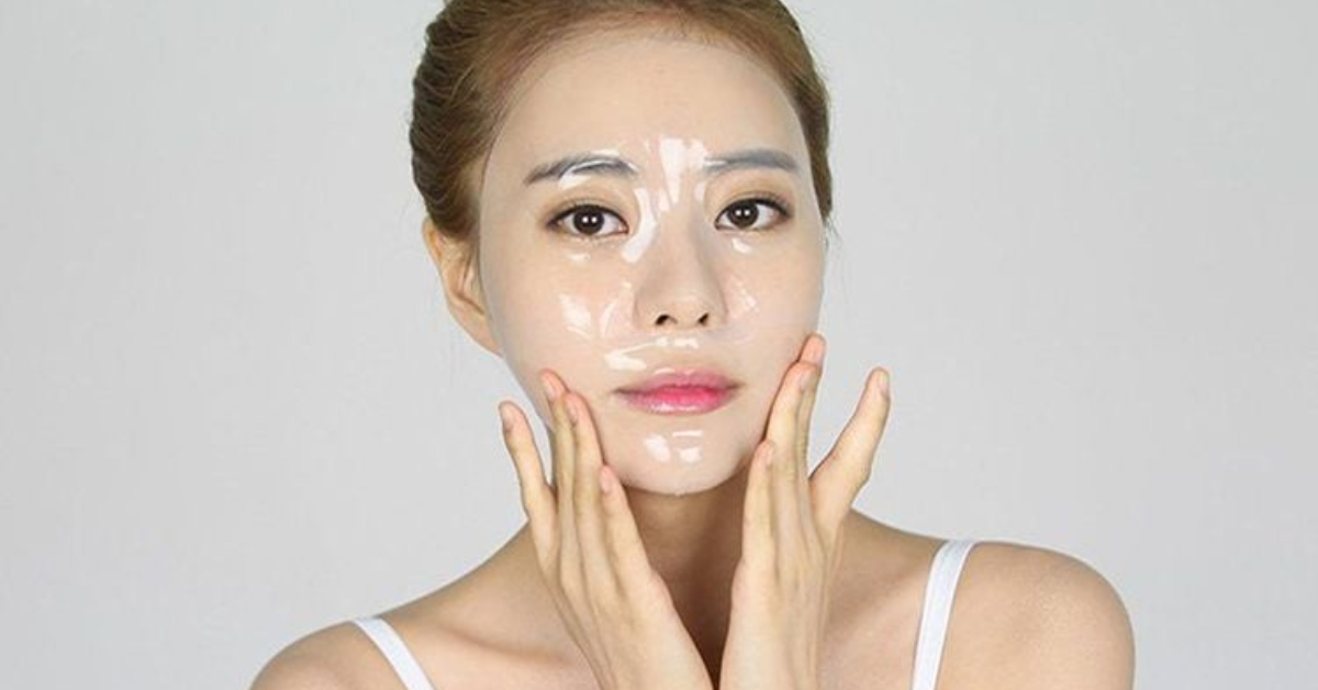 Thoa kem dưỡng ẩm giàu dưỡng chất hoặc mặt nạ ngủ