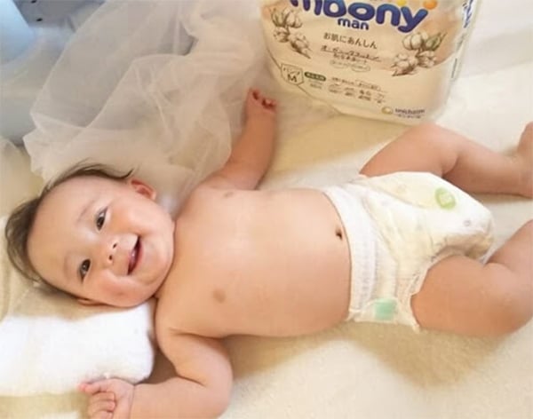 Bỉm vừa với bé là bỉm có phần thun lưng nằm dưới rốn một chút và ôm trọn phần mông. chọn size bỉm phù hợp cho bé khiến bé dễ chịu