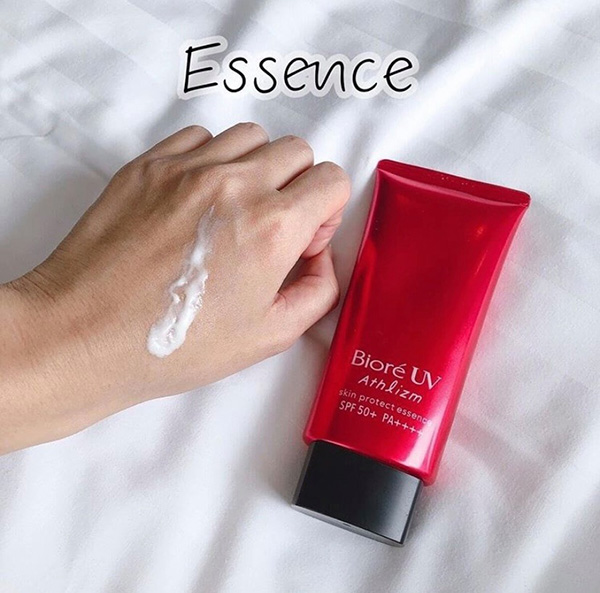 Kem có kết cấu lỏng, thấm nhanh, không gây nhờn rít và giúp nâng tone da nhẹ. Kem có kết cấu lỏng, thấm nhanh