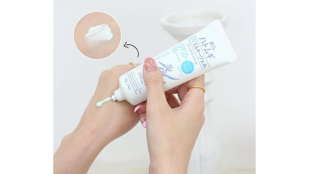 Kem chống nắng Hatomugi The Tone Up UV Milky Gel có dạng gel thấm nhanh, giúp da mềm mịn, nâng tông tức thì