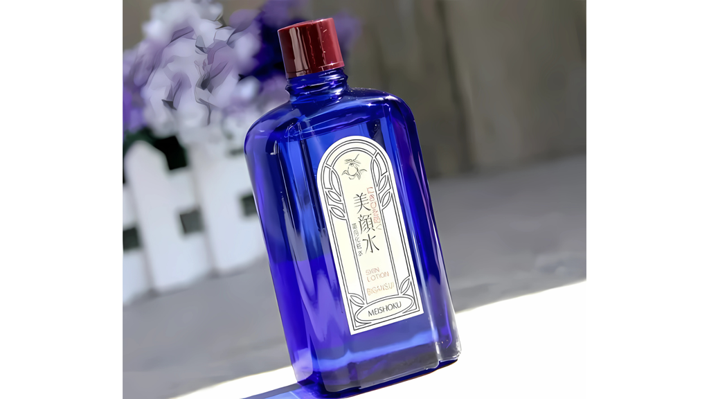 Lotion Meishoku được làm từ chai thủy tinh màu xanh navy sang trọng, chắc chắn