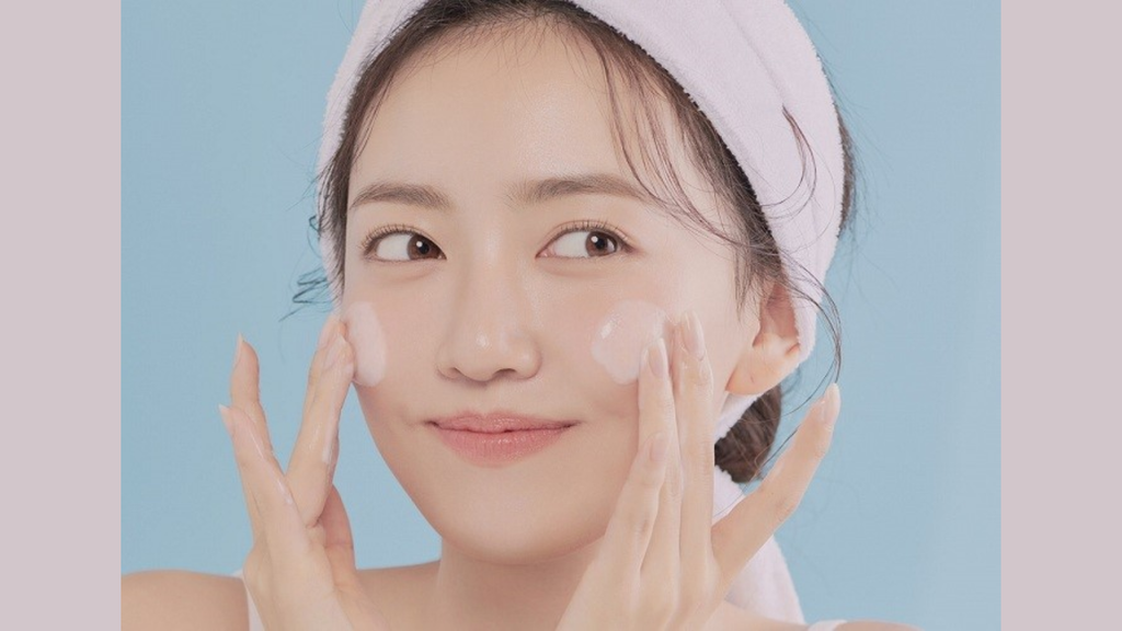 Nên sử dụng đồng thời nước hoa hồng và kem dưỡng trong chu trình chăm sóc để có làn mà khỏe và mịn màng