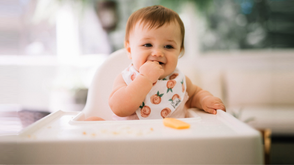 Bánh ăn dặm là một nguồn dinh dưỡng hỗ trợ cung cấp nhiều dưỡng chất thiết yếu cho bé phát triển khoẻ mạnh.