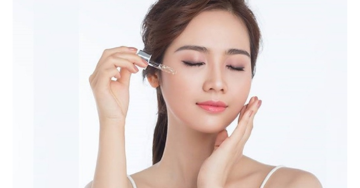 Dùng serum chứa Vitamin C hoặc các chất chống oxy