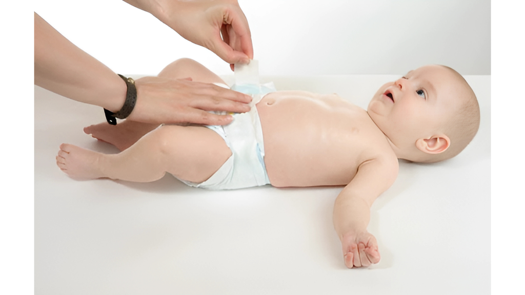 Đối với bỉm dán, mẹ nên chọn sản phẩm làm từ vải không dệt hoặc sợi bông tự nhiên để không làm tổn thương làn da mềm mại của bé sơ sinh.