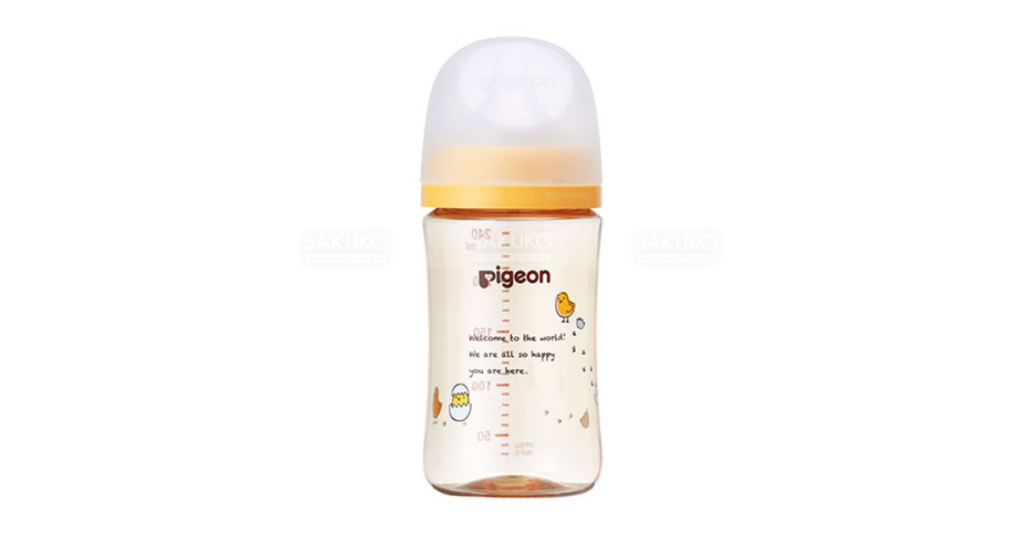 Bình sữa nhựa cổ rộng hình gà con Pigeon 240ml giúp bé dễ dàng làm quen với việc bú bình