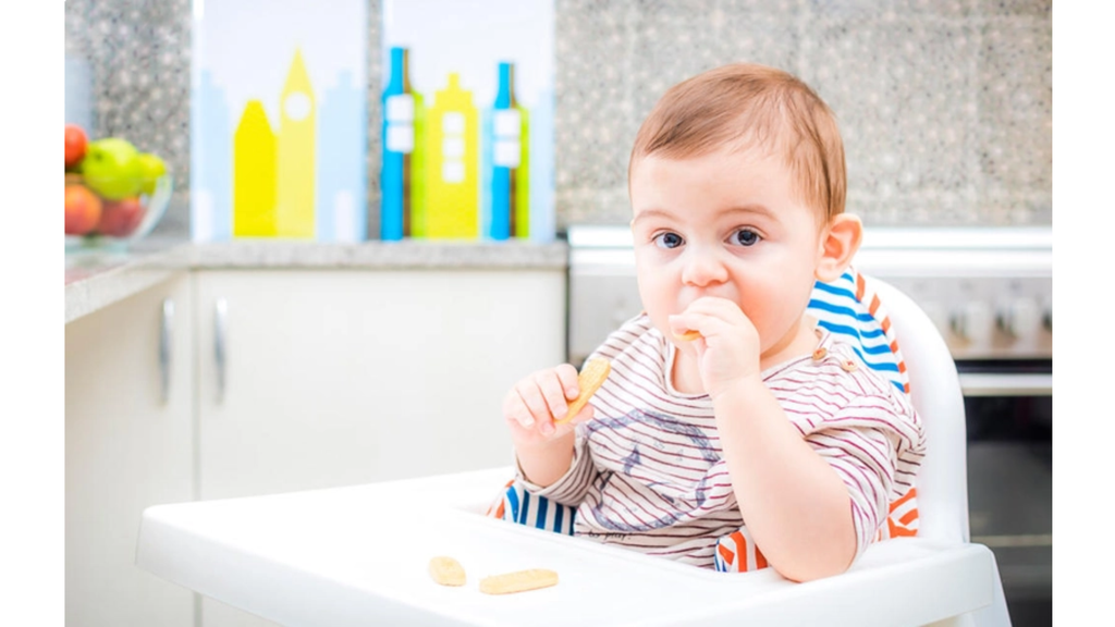 Nếu bé có thể ngồi cân bằng, ổn định và có thể tự lấy thức ăn đưa vào miệng thì đó là dấu hiệu bé đã sẵn sàng ăn dặm.