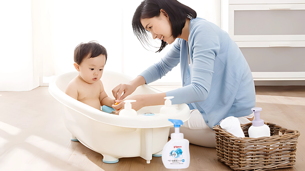 Mẹ tắm cho bé