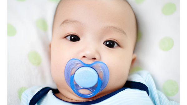 Ngậm ti giả giúp trẻ không quấy khóc và mang lại cho bé một giấc ngủ ngon