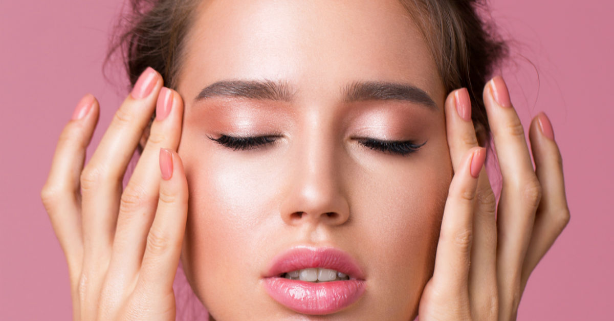 Tán kem nền và các bước trang điểm khác