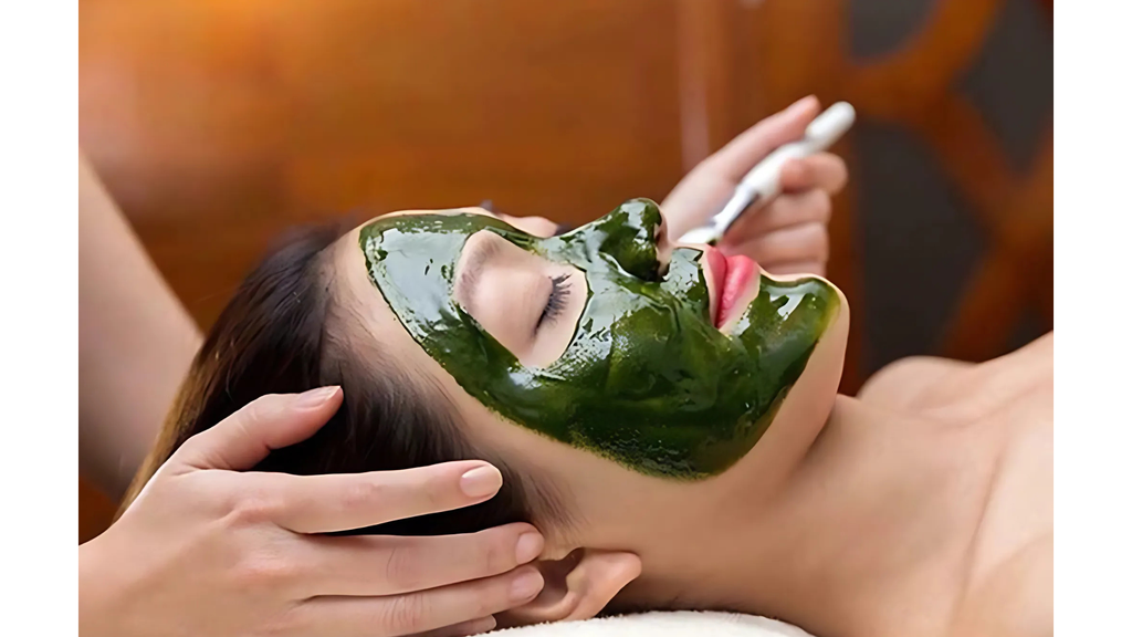 Bạn có thể bổ sung kết hợp tảo Spirulina cả bên trong lẫn bên ngoài để trị mụn trứng cá hiệu quả.