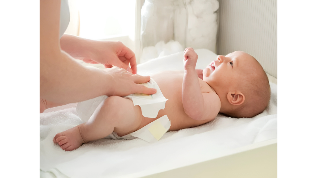 Mẹ nên mặc bỉm cho bé đúng theo hướng dẫn từ nhà sản xuất để đảm bảo trong quá trình bé ngủ không bị tuột hay lệch bỉm.