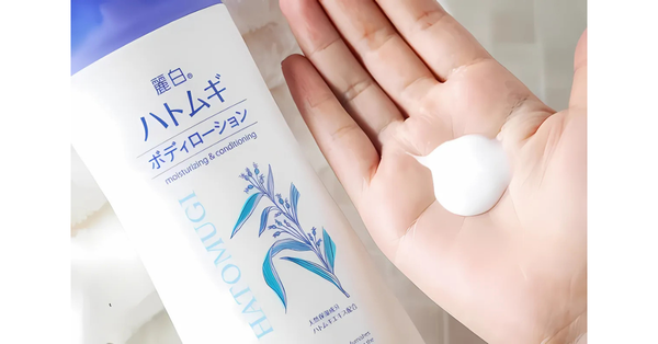 Lấy một lượng kem vừa đủ lên tay