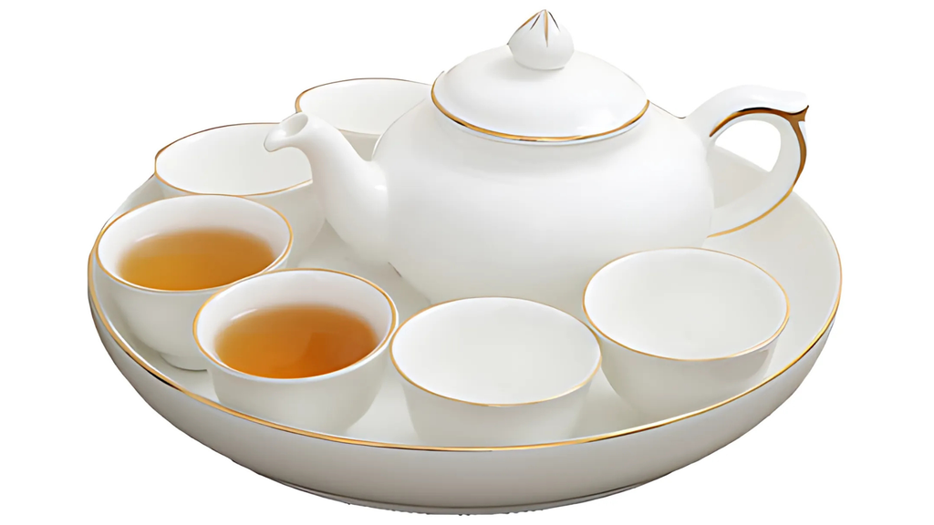 Ly trà gợi lên bầu không khí ấm áp, quây quần nơi mọi người cùng chia sẻ trò chuyện