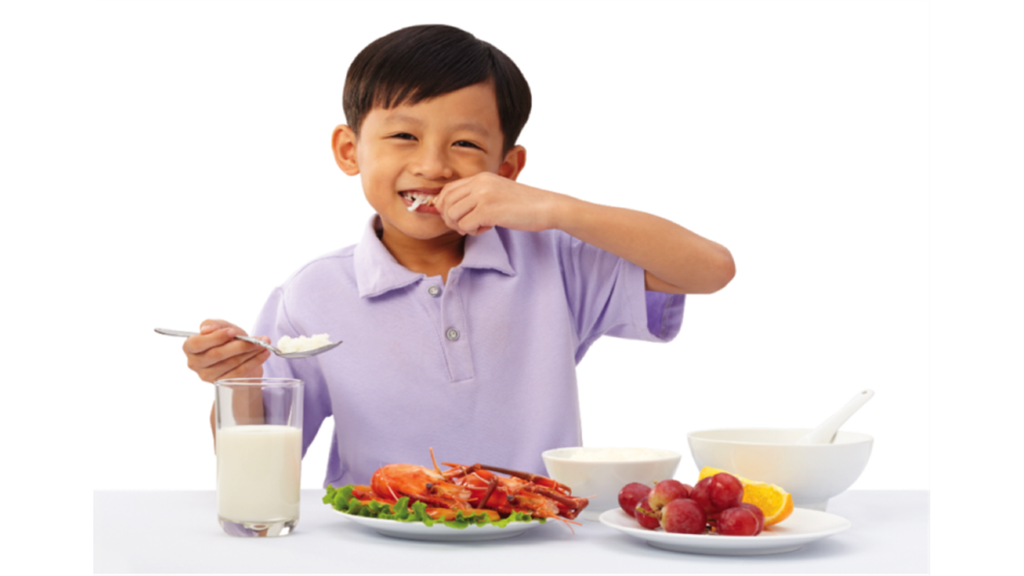 Nếu trẻ đang bị ốm, ăn uống kém hay cần tăng cường hệ miễn dịch, mẹ có thể sử dụng thêm các loại sữa cao năng lượng, thực phẩm bổ sung chứa đầy đủ vi chất để bồi bổ.