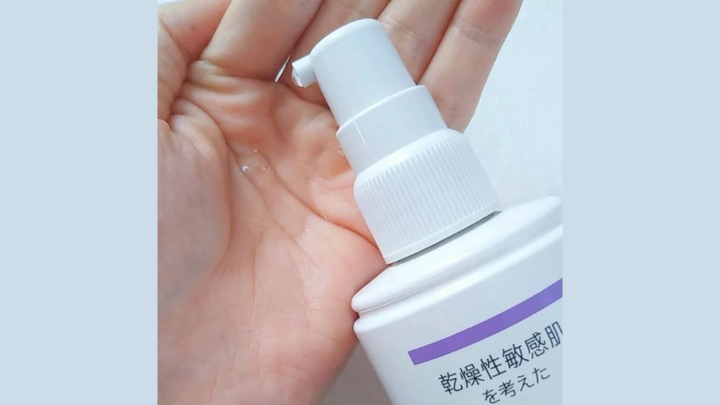 Nước hoa hồng Curel được bào chế dạng nước, thấm nhanh, không bết dính