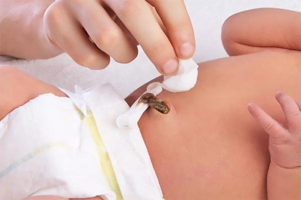 thay bỉm cho bé sơ sinh chưa rụng rốn