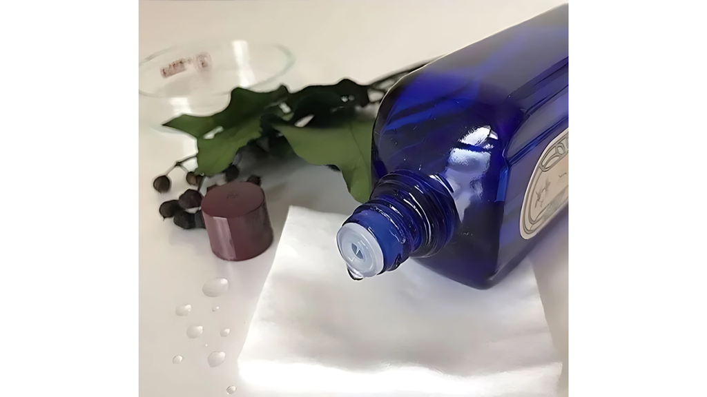 Lotion Meishoku có kết cấu lỏng và mùi hương nồng