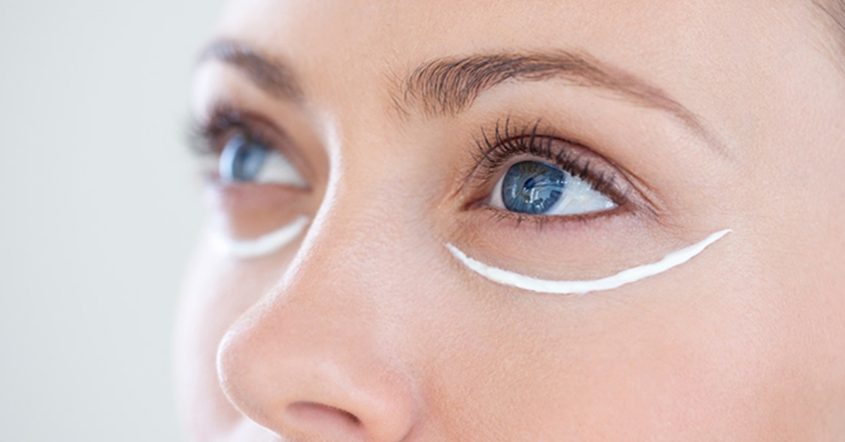 Nhỏ kem dưỡng mắt chuyên biệt