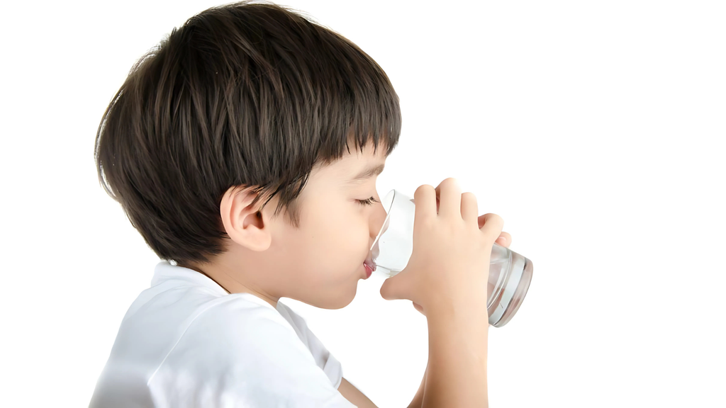 Đảm bảo uống đủ nước mỗi ngày là một trong những cách tăng miễn dịch cho trẻ