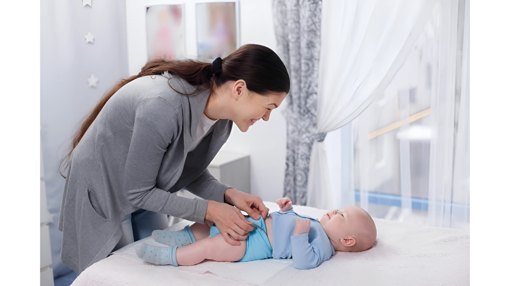Mẹ cần lồng miếng lót vào giữa hai lớp vải của bỉm cotton khi mặc cho trẻ