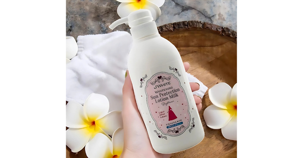 Sữa dưỡng thể trắng da J’White giúp dưỡng ẩm và phục hồi da hư tổn, chống lão hóa da.