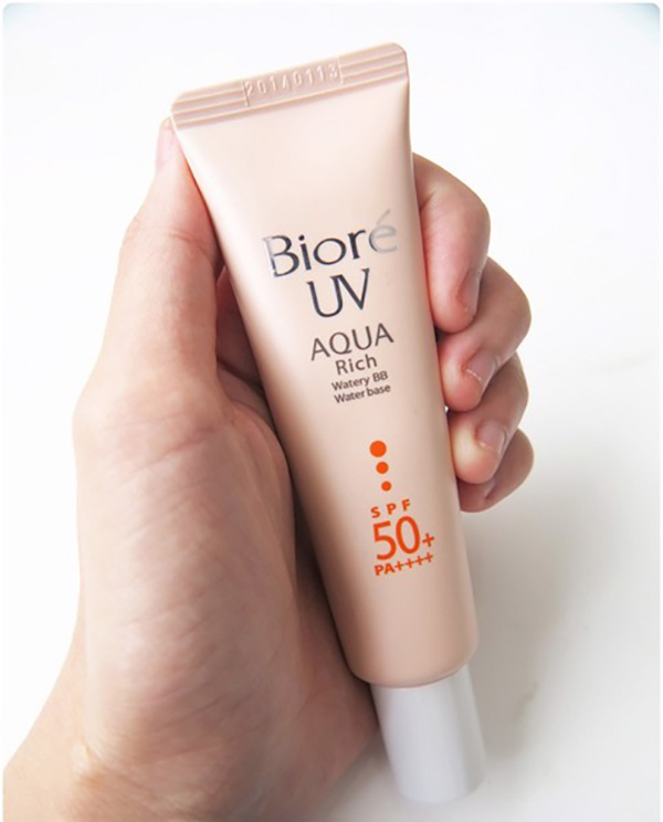 Biore UV Aqua Rich Bb Essence nhận được nhiều đánh giá tích cực về khả năng thẩm thấu nhanh, hiệu quả che phủ tốt Biore UV Aqua Rich Bb Essence nhận được nhiều đánh giá tích cực