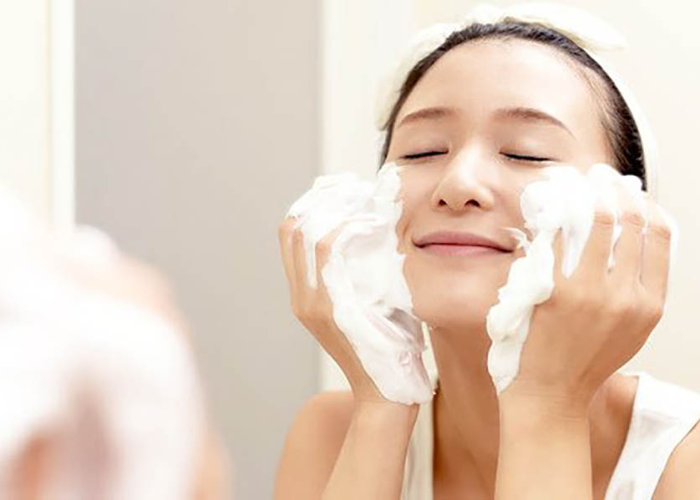 Dùng sữa rửa mặt làm sạch da