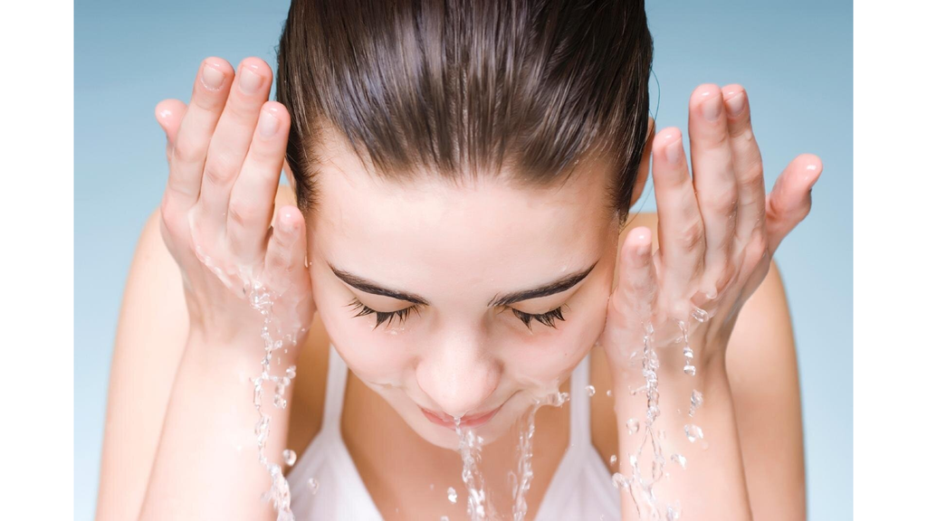 rửa mặt trước khi bôi serum