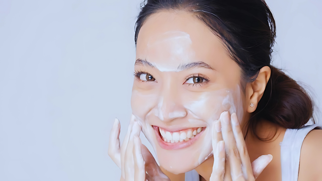 rửa mặt trước khi thoa nước hoa hồng