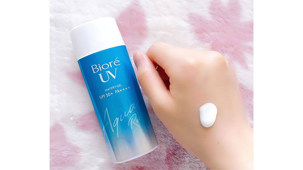 Sản phẩm dưới dạng gel lỏng, nhanh chóng thẩm thấu lên da