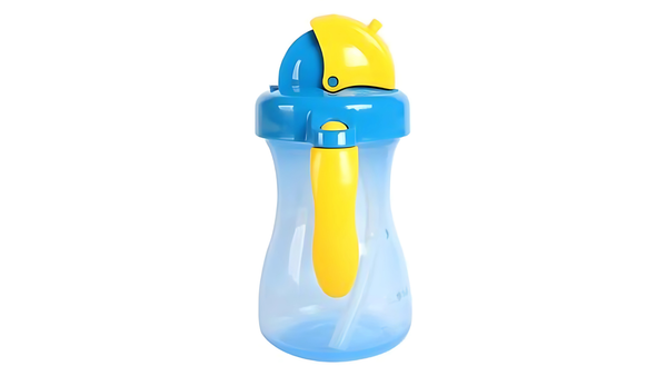 Bình tập uống nước Pigeon có vạch chia định lượng giúp mẹ bổ sung đủ lượng nước cần thiết cho con.
