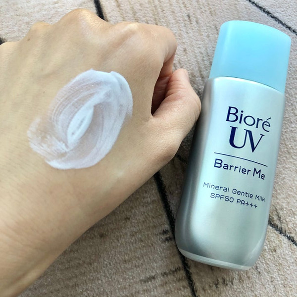 Kem chống nắng Biore Violet UV Barrier me cushion gentle Milk có kết cấu sữa lỏng, dễ thoa và thấm nhanh sau 20 - 30 giây. Kem chống nắng Biore Violet UV Barrier me cushion gentle Milk