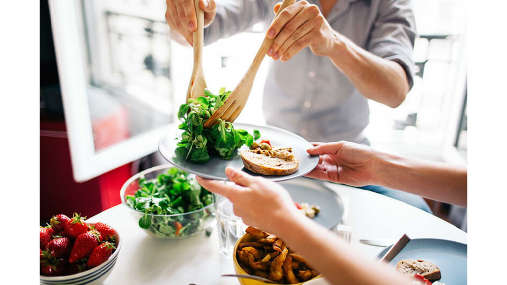 Giảm lượng thức ăn trong bữa tối nếu bạn về nhà quá muộn
