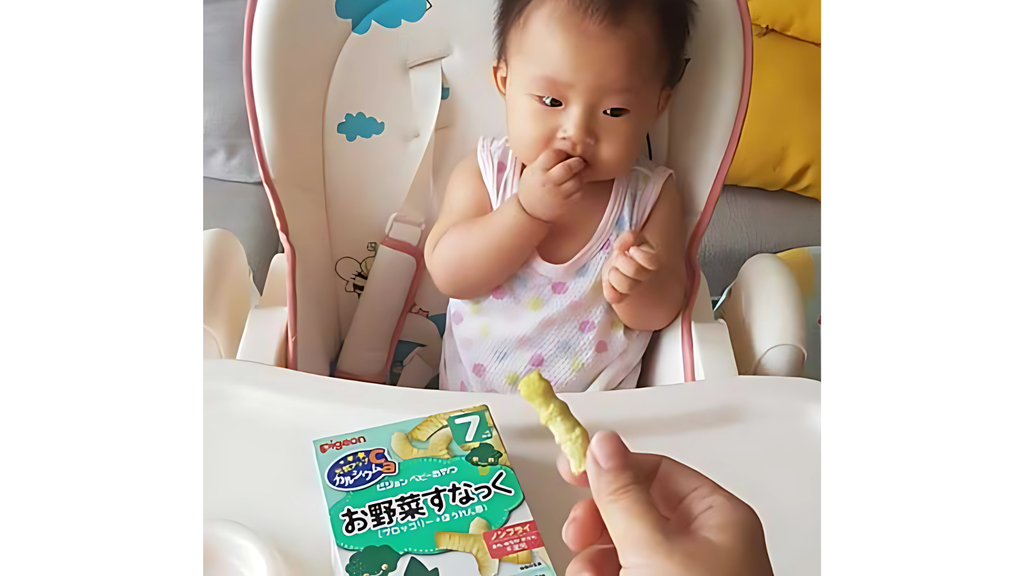 Mẹ nên cho bé sử dụng bánh ăn dặm vào thời điểm giữa hai bữa chính, tránh ăn vào tối muộn.