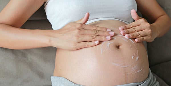 bà bầu bôi sữa dưỡng thể