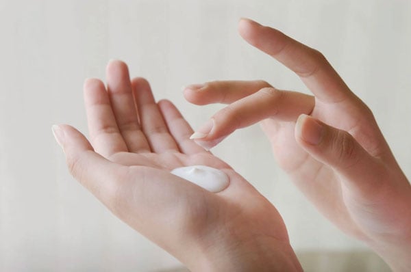 Đổ kem dưỡng ẩm ra tay