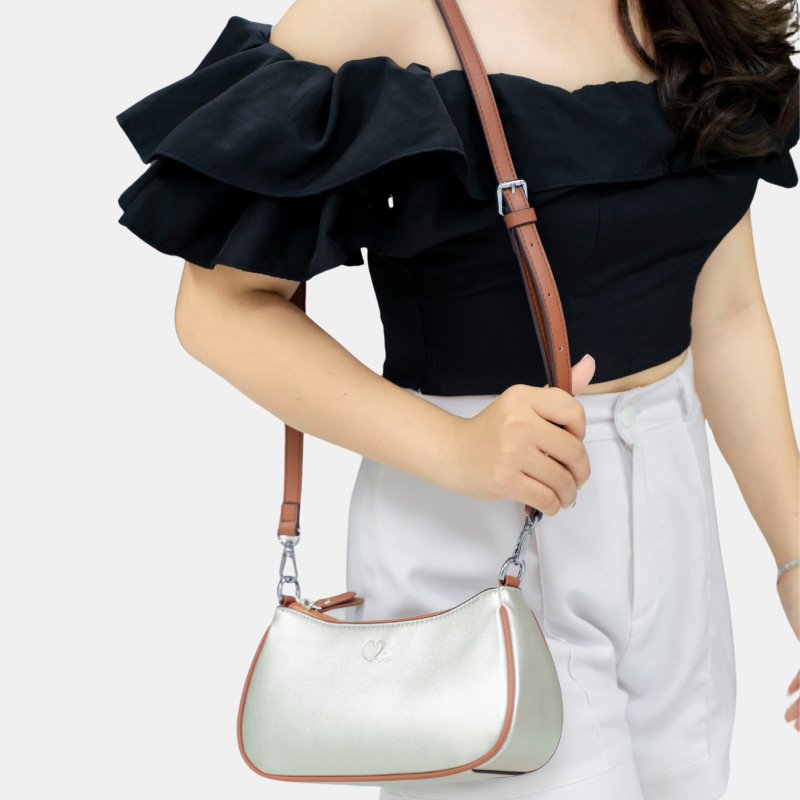 Trang phục có kiểu dáng cầu kỳ nên phối với mẫu túi đeo chéo nữ basic.