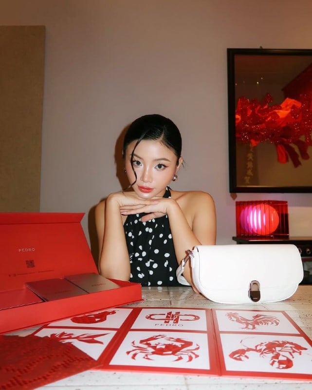 Túi đeo chéo nữ Pedro có giá thành phải chăng hơn Charles & Keith